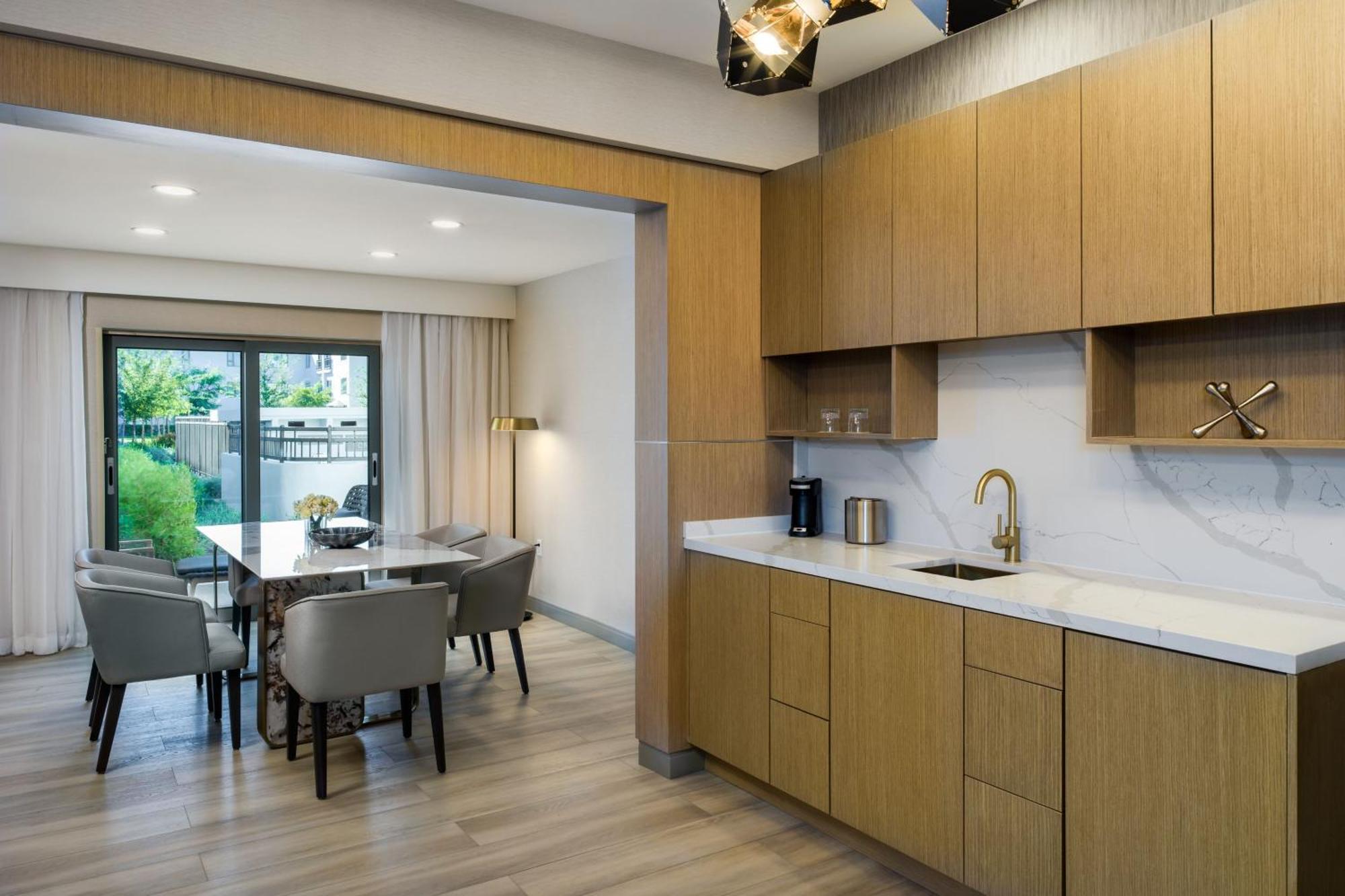 Delta Hotels By Marriott Ontario Airport Екстериор снимка