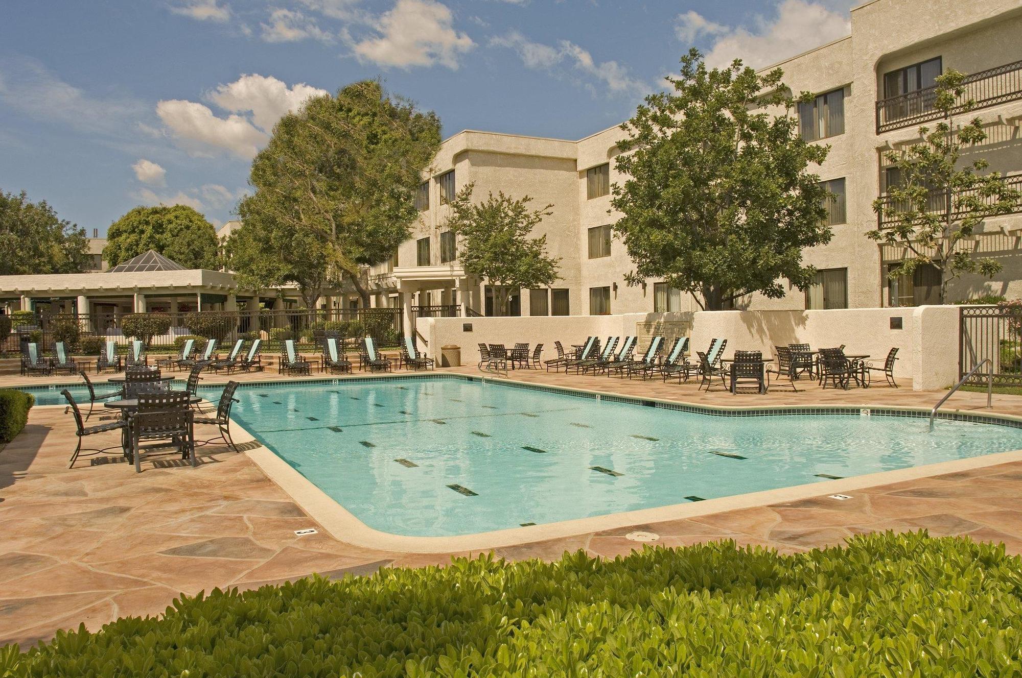Delta Hotels By Marriott Ontario Airport Екстериор снимка