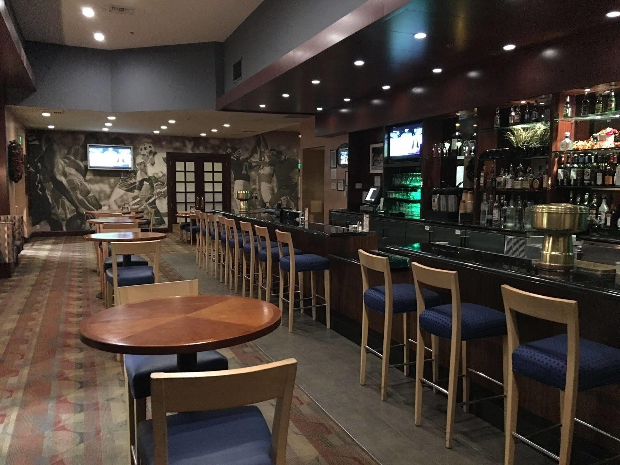 Delta Hotels By Marriott Ontario Airport Екстериор снимка